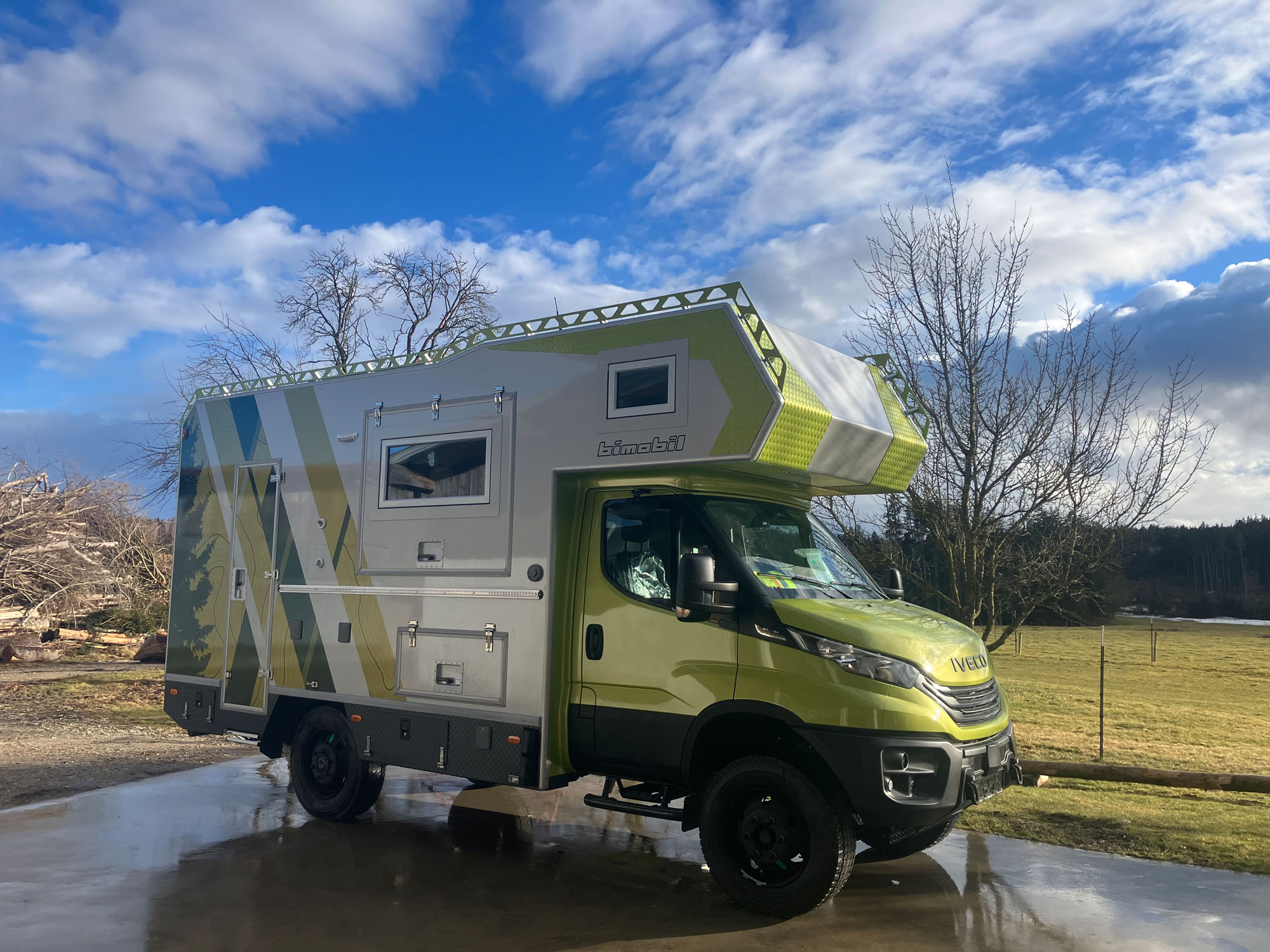 bimobil-iveco-wohnmobil-aussen-sonne-15